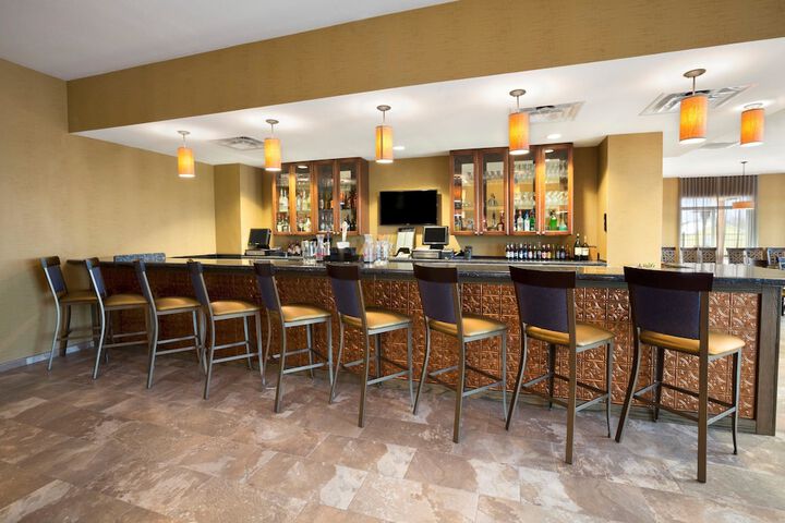Lounge 16 of 18