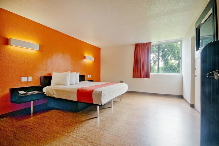 Room 16 of 37