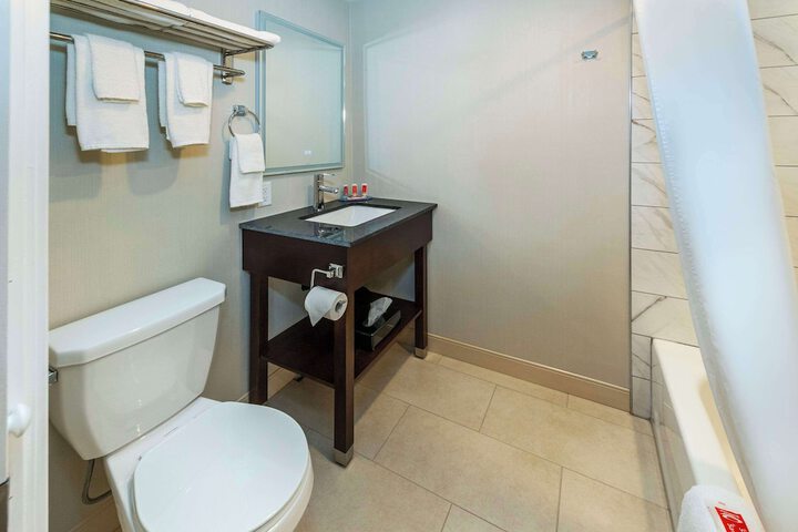 Econo Lodge Inn & Suites