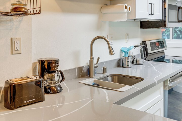 Walk to Beach & Lake Access: Cozy Redmond Apt!