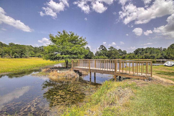 Stylish Woodville Cabin: Fishing Dock Access!