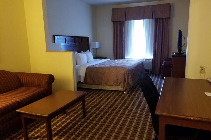 Quality Suites Paducah I-24