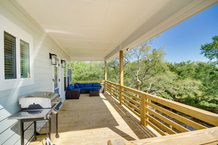 Lovely Bay St. Louis Retreat w / Dock & Canal Access
