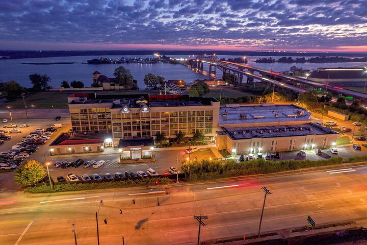 DoubleTree by Hilton Hotel Decatur Riverfront