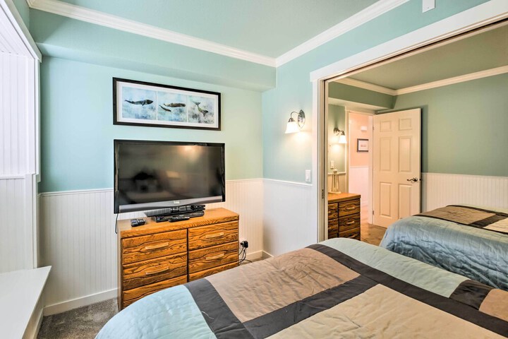 Beachfront Condo w / Patio & Views - Walk to Shore!