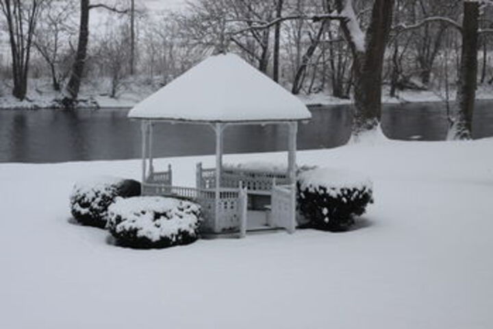 Edgewater Inn & Riverside Grill