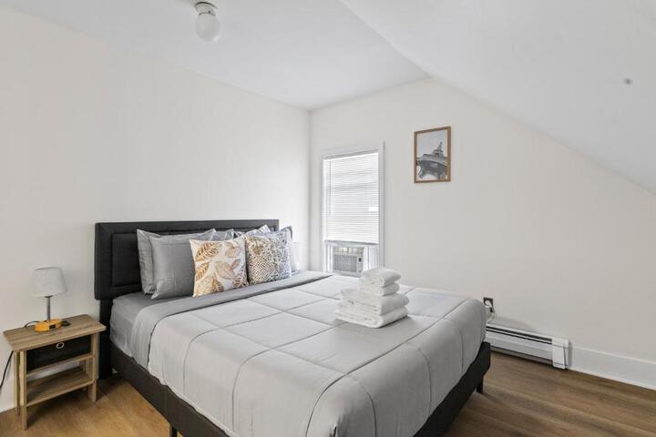 17-19Cozy & Spacious 6BR home in Malden with window AC and free parking