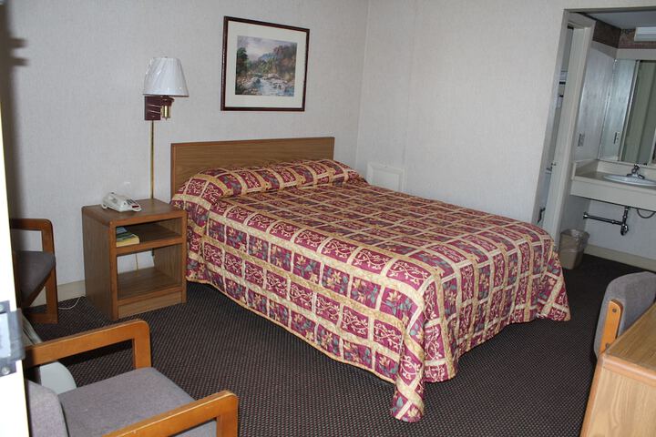 Room 32 of 46