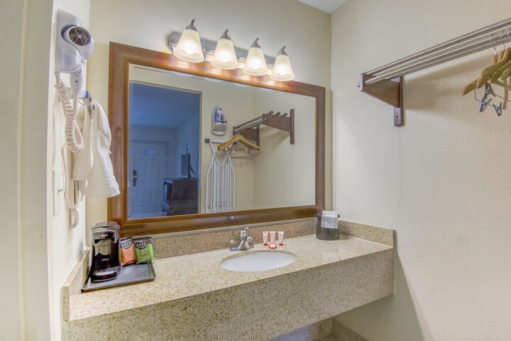 Travelers Inn & Suites Forest City