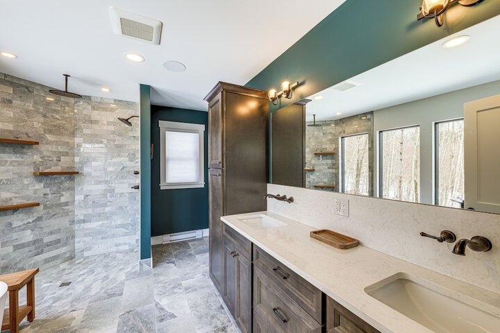 Mountain-view Home in Stoneham w / Hot Yoga Studio!