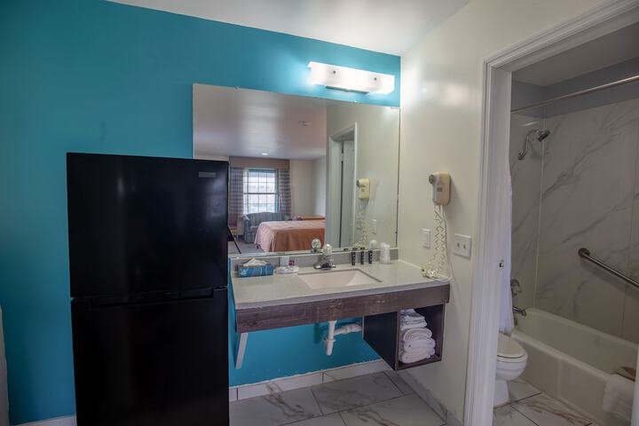 Economy Inn & Suites