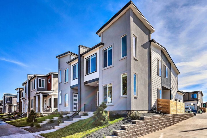 6 Mi to Dtwn Denver: Townhome w / Patio!
