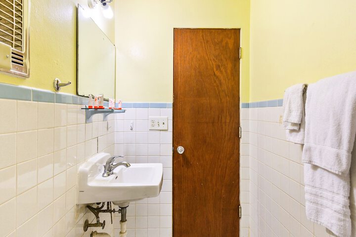 Room 21 of 33