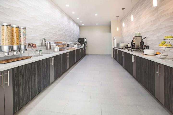 La Quinta Inn & Suites by Wyndham Dallas Plano - The Colony