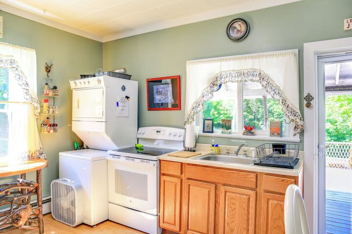 Hunter Home w / Fire Pit & Yard: on Main Street!