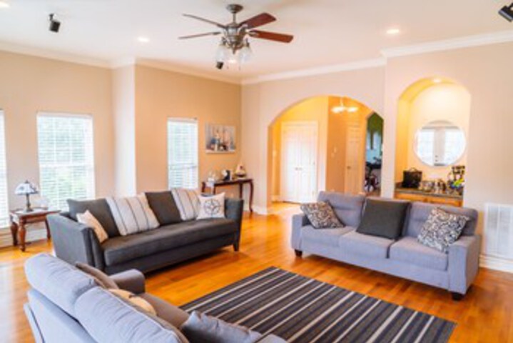 Spacious Kemah Boardwalk Townhome VR