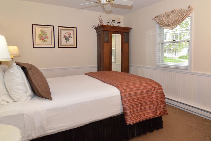Eagle Harbor Inn