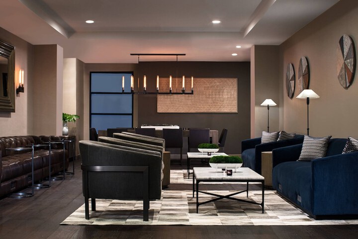 Lounge 44 of 56