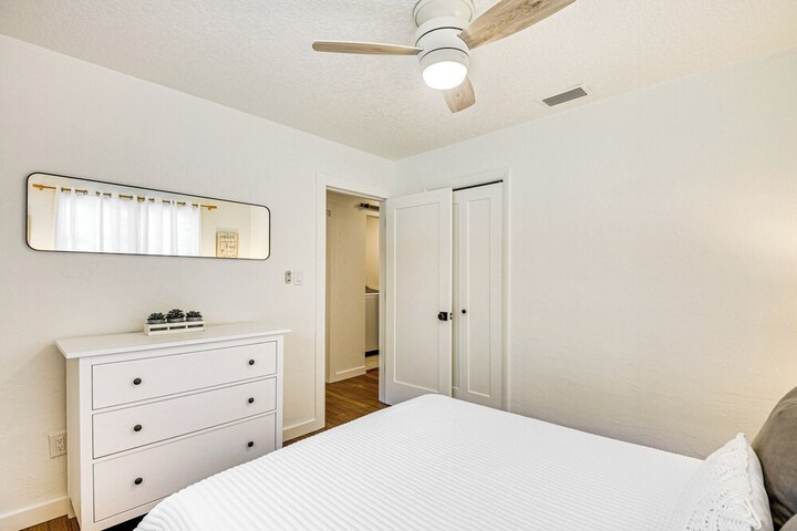 Charming Canalfront Retreat w / Double Boat Slip!