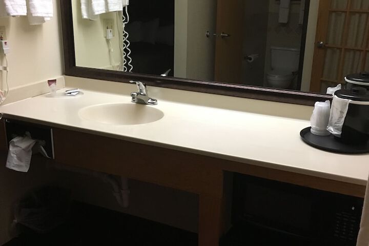 Moose Lake Lodge & Suites