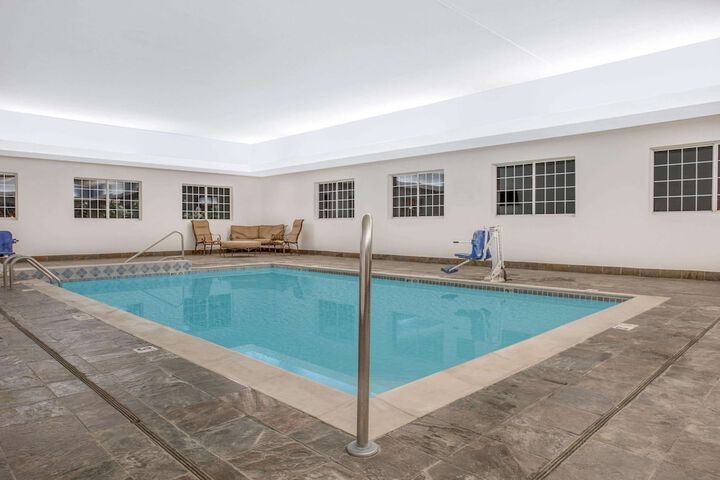 Super 8 by Wyndham Cedar Falls IA - University