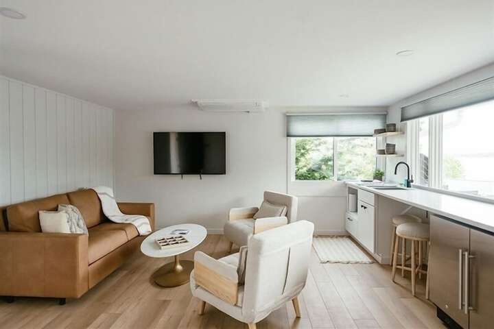 Lounge 136 of 156