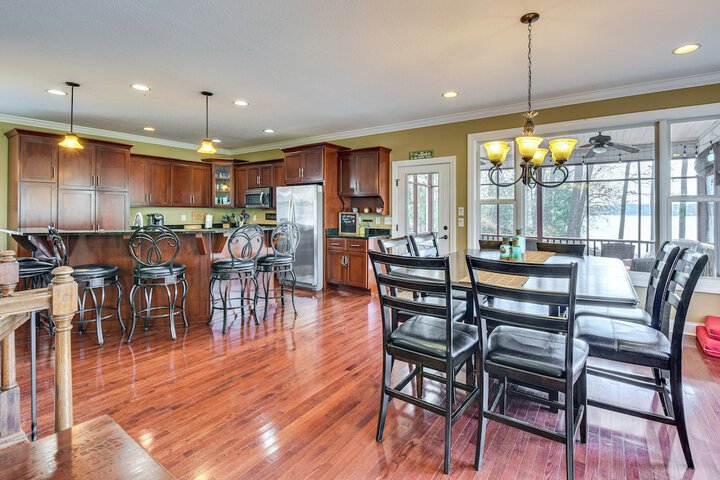 Waterfront Getaway w / Fire Pit + Game Room!