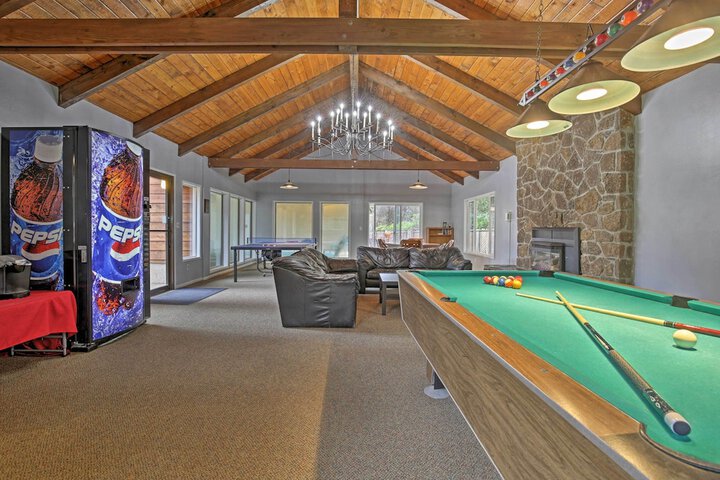 Lincoln City Condo: Pool Access Walk to Beach!