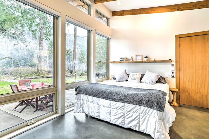 Heated Swim Spa! 15-acre Cabin on Skykomish River