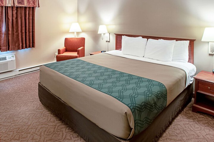 Econo Lodge Menomonie on the Bay