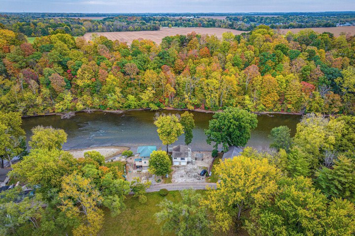 Riverfront Brookston Retreat w / Deck & River Tubes