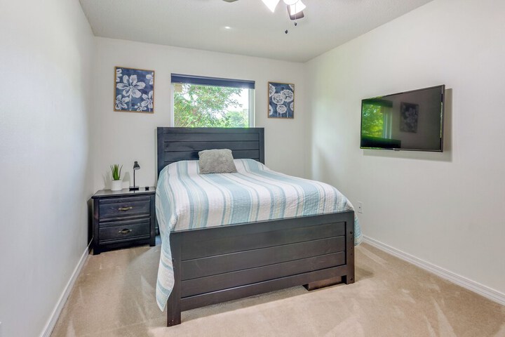 Spacious Home w / Sunroom 15 Mi to Pensacola!