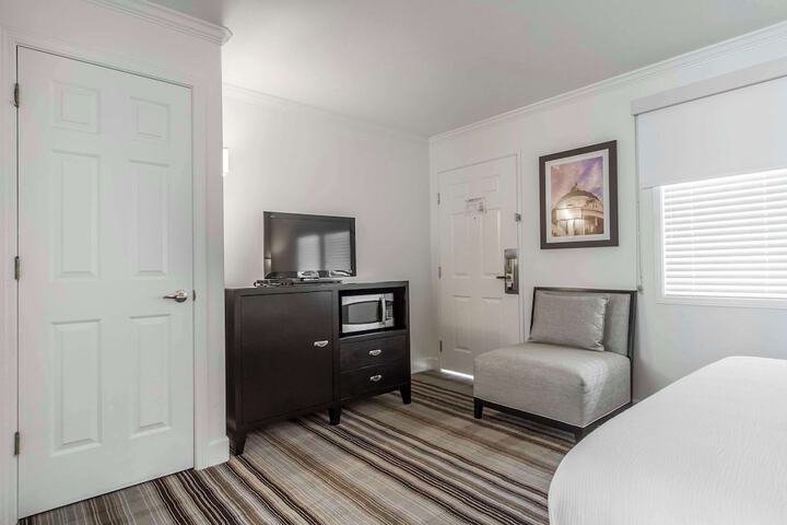 Room 13 of 34