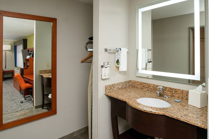Holiday Inn Express Farmington - Bloomfield by IHG
