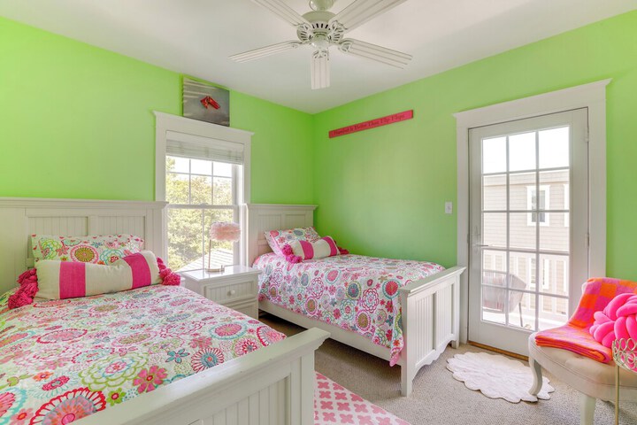 Spacious Avalon Beach House - 2 Blocks to Water!