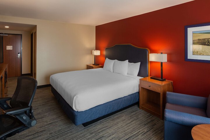 Room 33 of 48