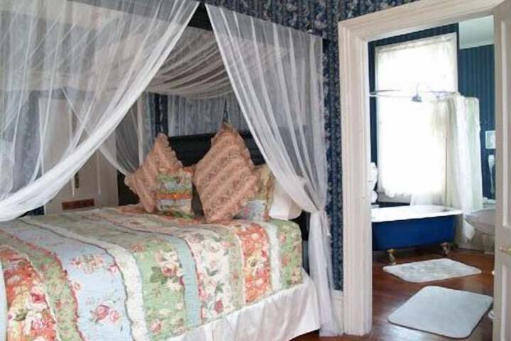 Room 10 of 28