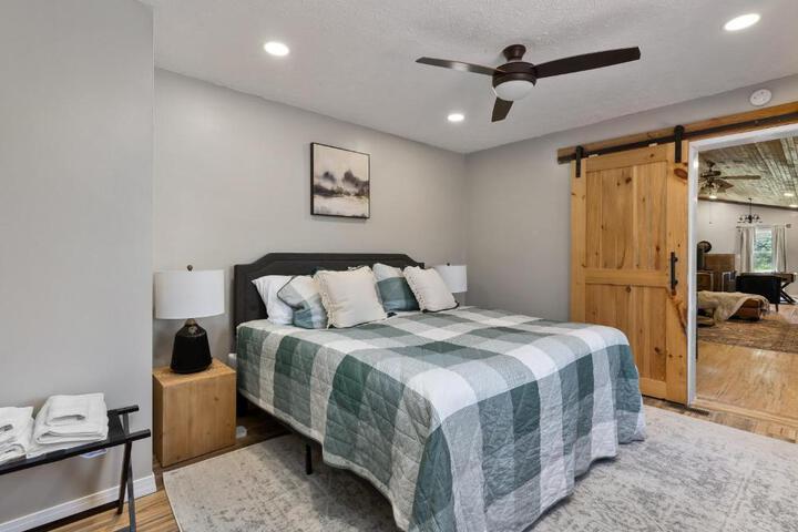Spacious Cabin Near Hocking Hills and Caves with Hot Tub and Firepit