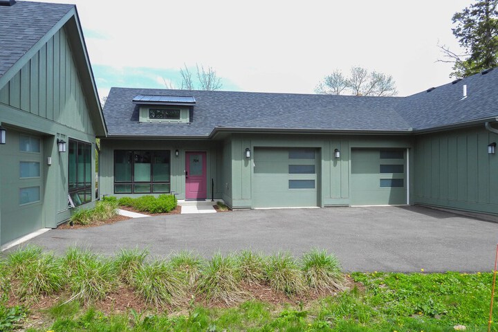 1 Mi to Carleton College: Wfh-friendly Apartment