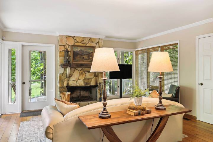 Lakefront Hamilton Cabin w / Dock & Fire Pit!