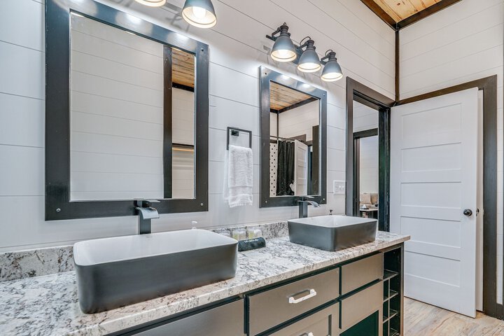 Near New Casino: Broken Bow Cabin w / Hot Tub