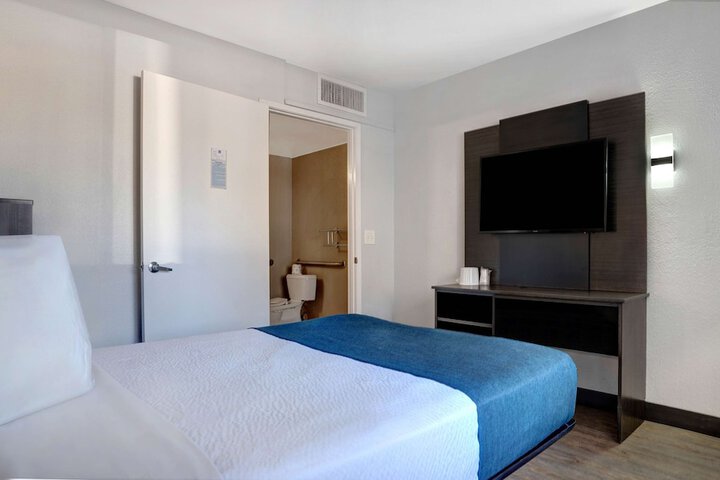 Room 27 of 43