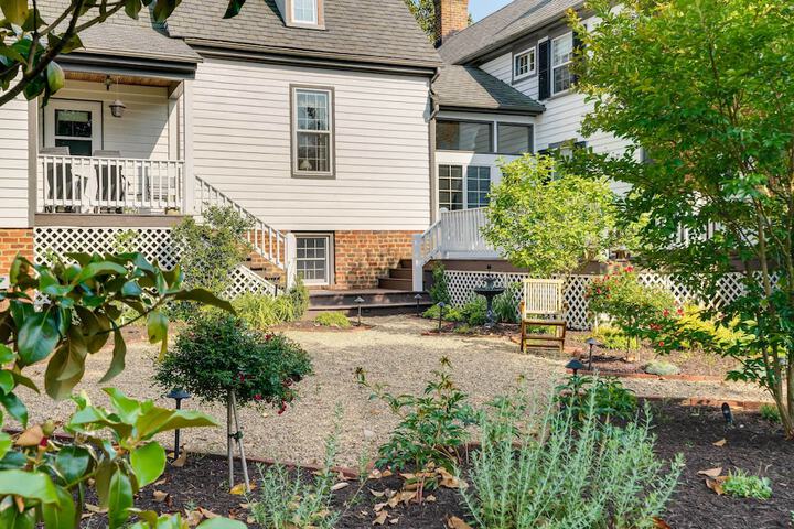 Terre Haute Manor Farmhouse w / Gardens & Deck!