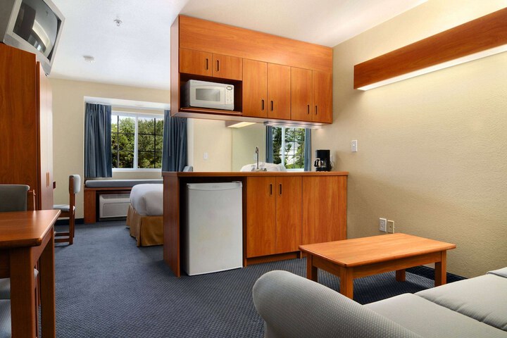 Room 4 of 9