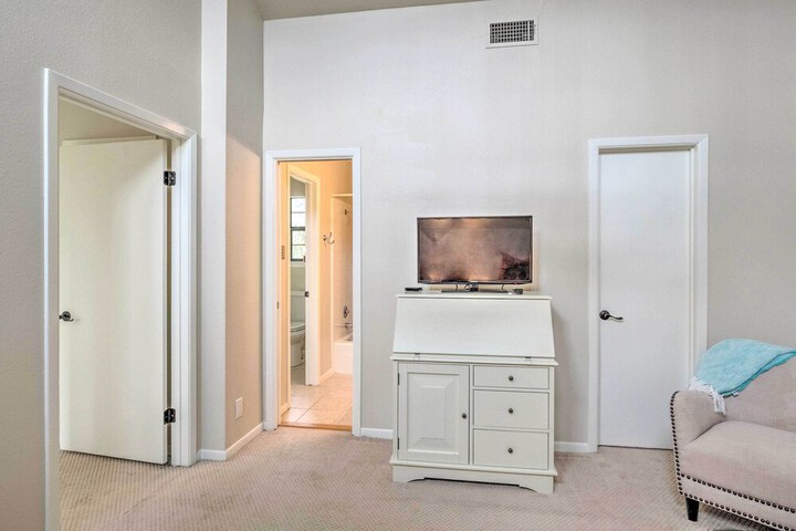 Horseshoe Bay Townhome w / Patio & Outdoor Pool!