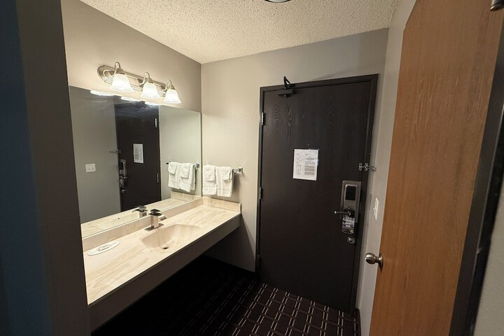 Super 8 by Wyndham Reedsburg