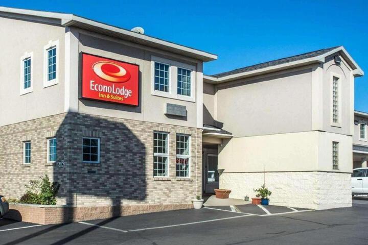 Econo Lodge Inn & Suites North Syracuse Airport