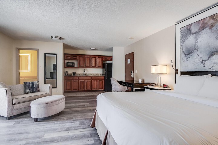 Cottonwood Suites Savannah Hotel & Conference Center