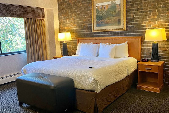 Room 32 of 69
