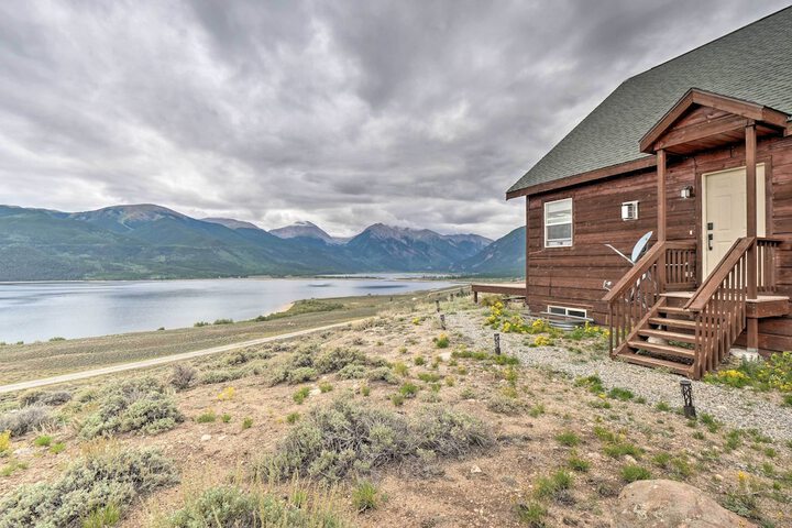 Breathtaking Views: Twin Lakes Retreat w / Deck